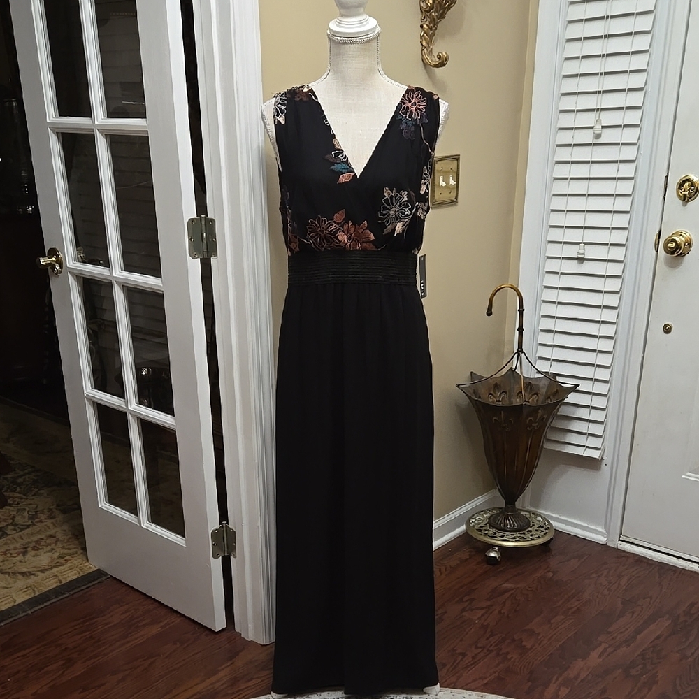 Lapis Black Maxi Gown with Embellished V-Neck and Sleeveless Design Large New